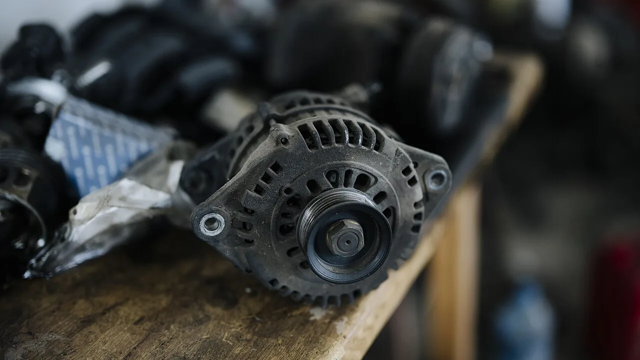 Alternateur automobile déposé sur l'établi de l'atelier